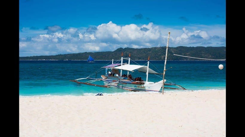 Boracay: Island Hopping Tour with Boodle Fight Lunch - Quick hits on this 4-hour Boracay island hopping day