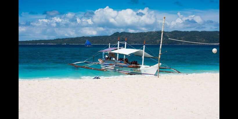 Boracay: Island Hopping Tour with Boodle Fight Lunch - The guide factor: what makes the day feel smooth
