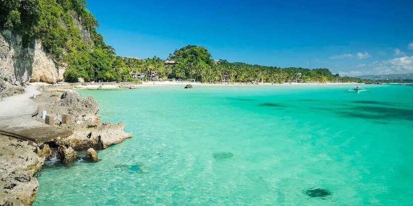 Boracay: Island Hopping with Parasailing Experience - Lunch and the picnic buffet moment