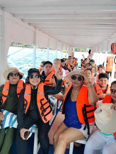 Boracay: Island Hopping with Snorkeling and Crystal Cove - Lunch on Board: What You Actually Get and Why It Helps