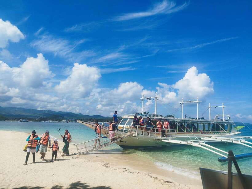 Boracay: Private Island Boat Tour and Lunch with Seaview - The Island-Hopping Format: Adventure Plus Breathing Room