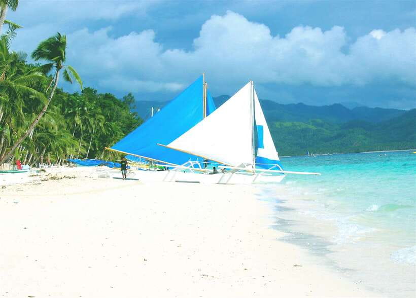 Boracay: Private Traditional Bamboo Boat Sailing Tour - Boarding the Paraw: What You Really Do Once You Hit the Sand