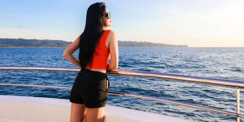 Boracay: Scenic Sunset Cruise with Live Music - Sunset Photos and the Best Deck Strategy