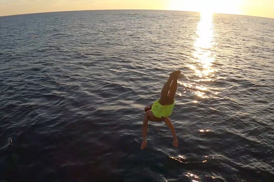 Boracay: Sunset Boat Party with Snacks - Getting there at Astoria Boracay: simple, but don’t overpack
