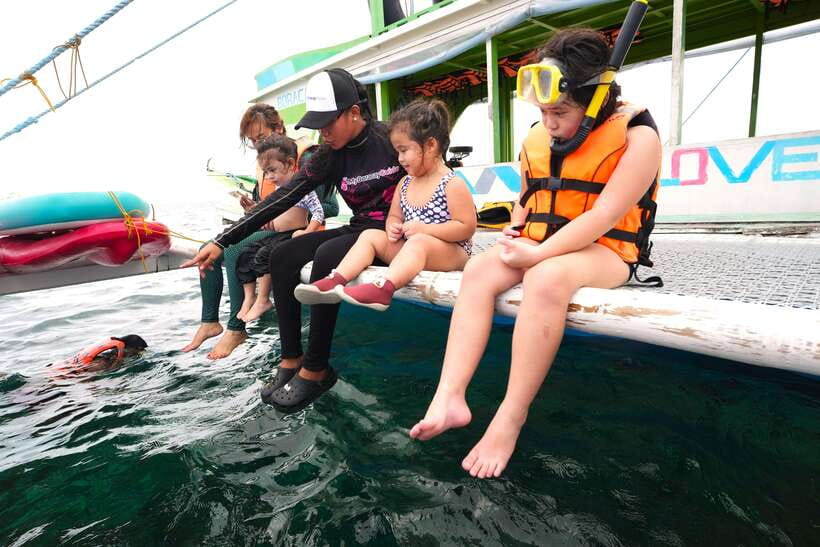Boracay: Sunset Cruise with Water Activities - Paddleboarding and kayaking time, what it feels like in practice