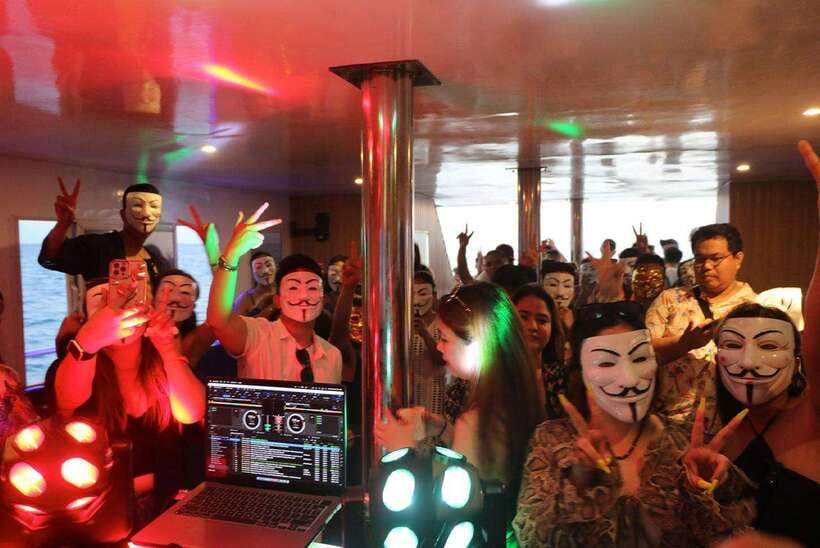 Boracay: Ultimate Party Cruise aboard the Andy World Yacht - Andy World Yacht: How the 2 Hours Actually Play Out
