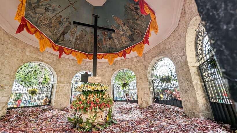 Cebu City with Sirao Garden Half Day Tour - Magellan’s Cross: quick stop, big cultural weight