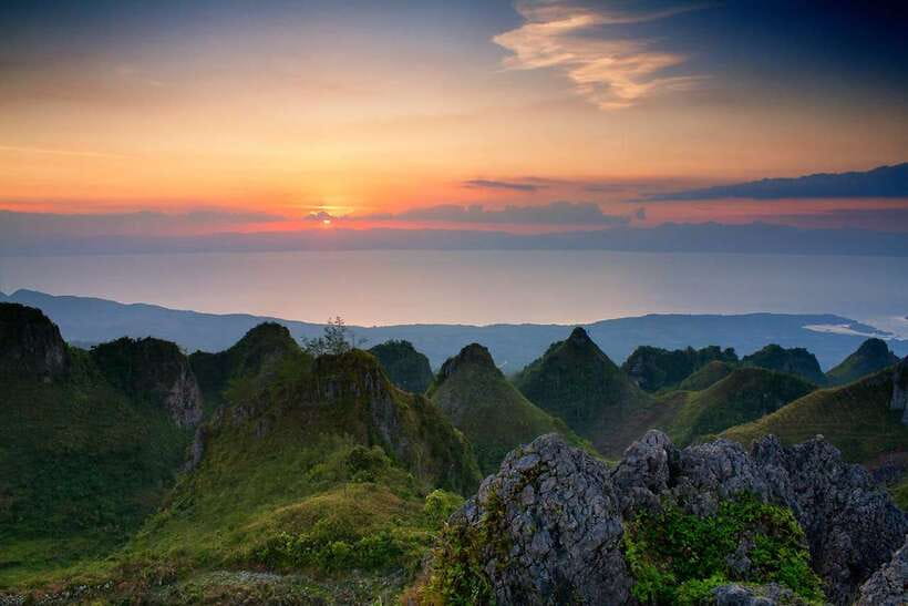 Cebu: Osmeña Peak and Kawasan Falls Canyoneering Day Trip - Osmeña Peak hike: short, slippery, and fog-dependent