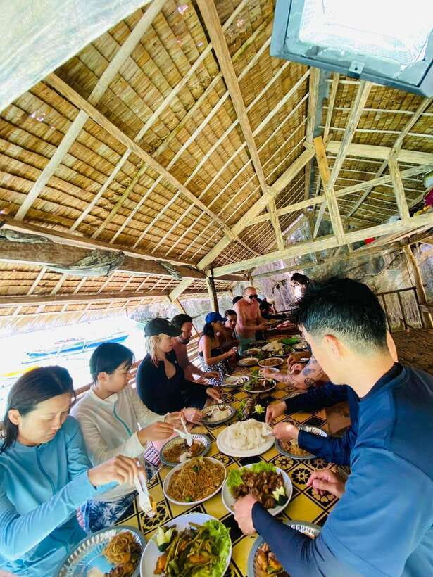Coron/Palawan: Coron Super Ultimate Tour with Lunch - White sand lunch beach: the recovery break you actually need