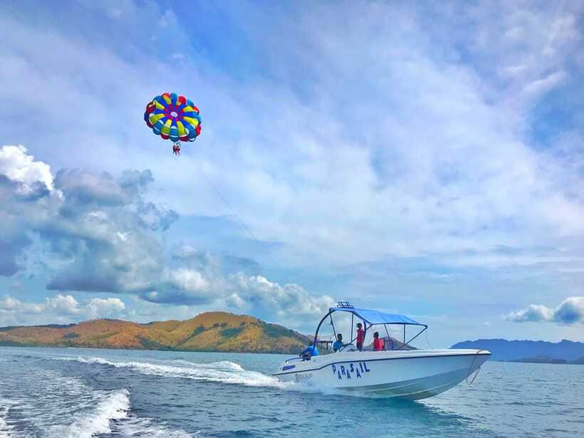Coron: Parasailing Experience - Getting Wet or Staying Dry: The Water Dip Choice