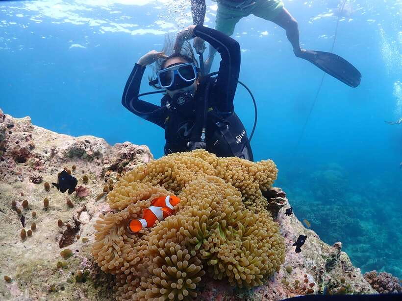 Discover Scuba Diving in Boracay - Your first underwater minutes: breathing, staying calm, and staying close