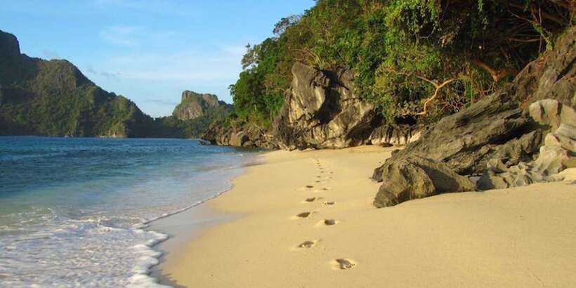 El Nido: Hidden Beaches and Lagoons Boat Hopping Tour D - Nat Nat Beach and Paradise Beach: calmer water for snorkeling and beginners