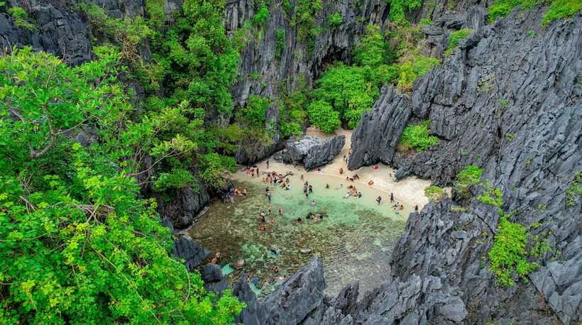 El Nido: Island Hopping and Snorkeling Private Boat Tour C - Lunch on the Water: Solid Food, Simple Setup