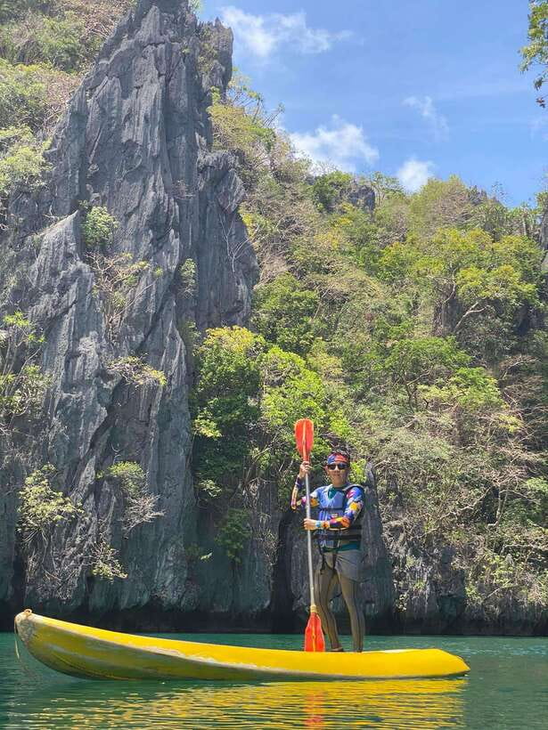 El Nido: Island Hopping Tour C with Lunch EDTF included - Hidden Beach: gorgeous cove time, with some real boat gymnastics