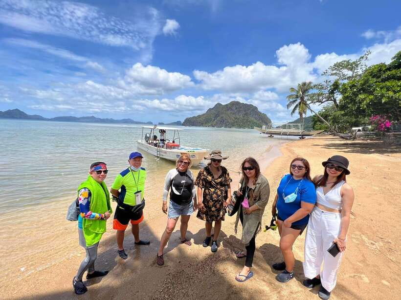 El Nido: Island Hopping Tour C with Lunch EDTF included - The short sightseeing stop and the lunch reset