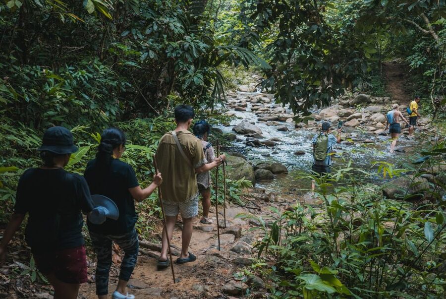 El Nido: Jeepney Adventure Tour with Lunch - Farm Boodle Fight Lunch: Eat Like People Live Here