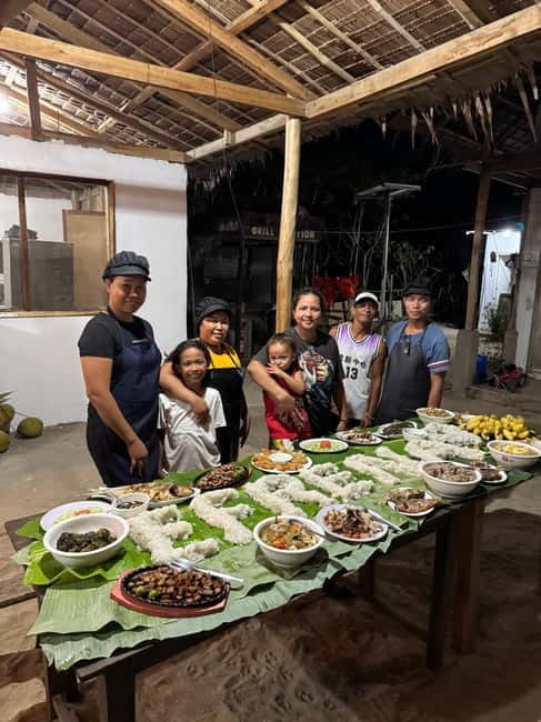 El Nido, Sibaltan: Family Dinner, Bonfire and Karaoke - Banana-leaf dinner and the boodle fight style meal