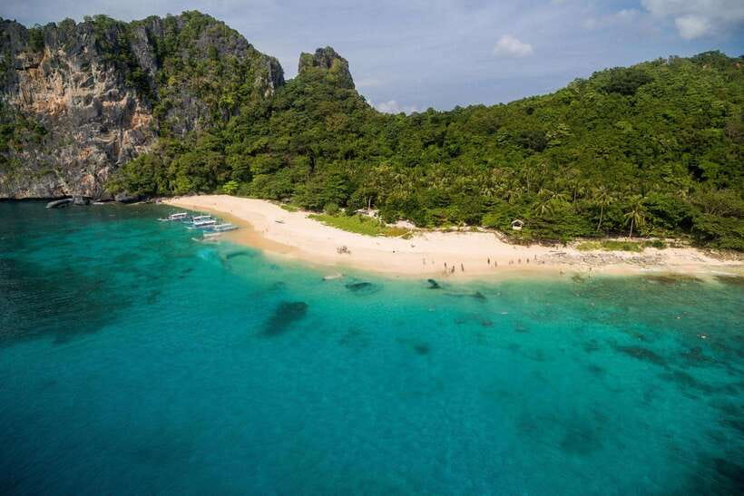El Nido: Tour C to Hidden Beach, Helicopter Island & More - Getting there at Grounded and how the day flows