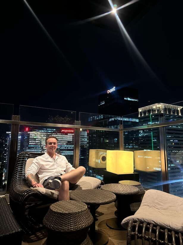 Makati Hidden Bars and Rooftop Bars with Venus - The guide factor: Venus keeps things easy before the music takes over