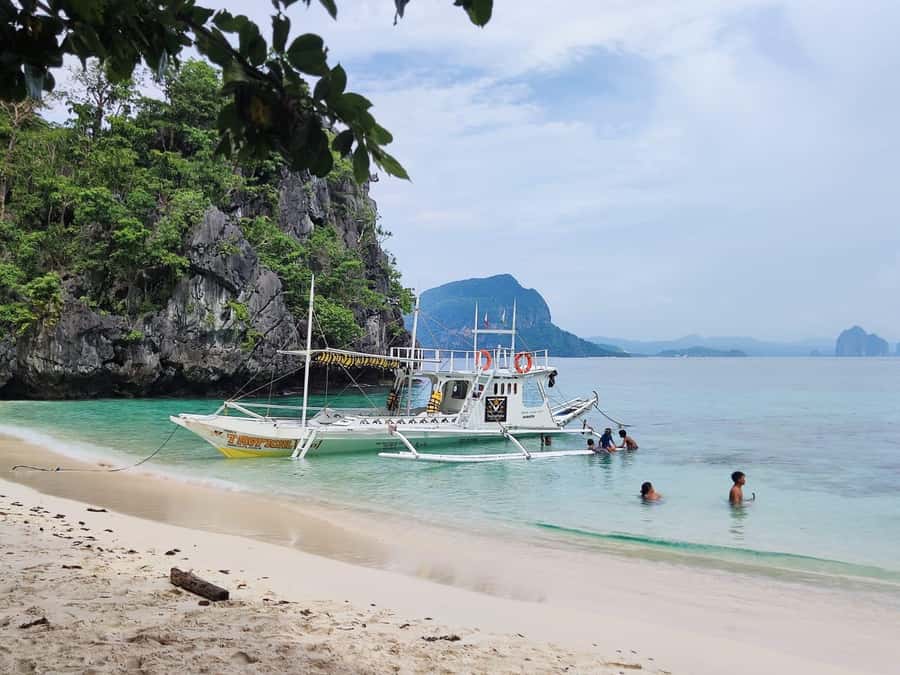 Private tour of the highlights of El Nido - Kayaking, snorkeling, and the included gear checklist