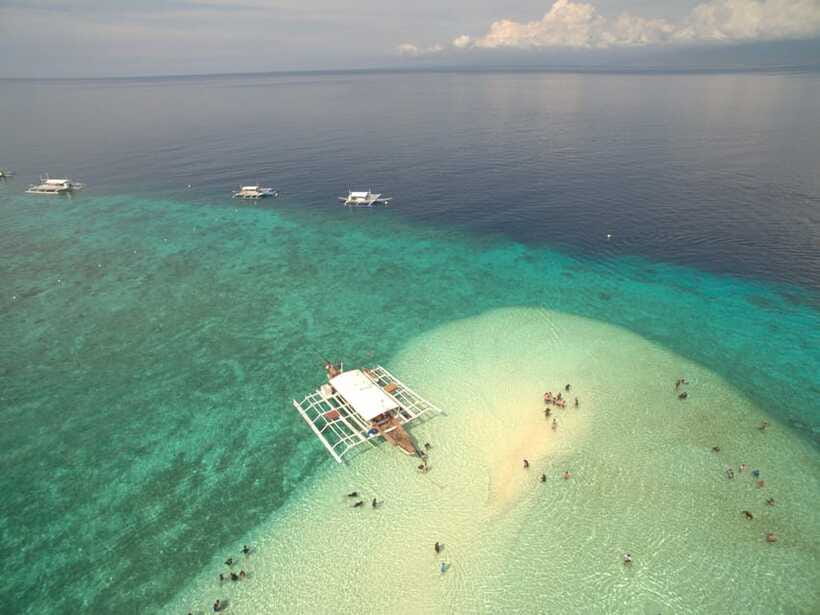 Siargao Island Hopping: Tri Island Tour - Shared and Private - Guyam Island: palms, soft sand, and relaxing under shade