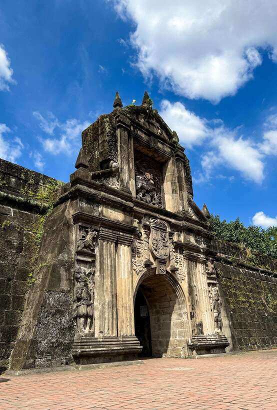 Solo Traveler Friendly Manila Walk w/ Mobile Photography - How the mobile photo session actually helps (not just takes pictures)